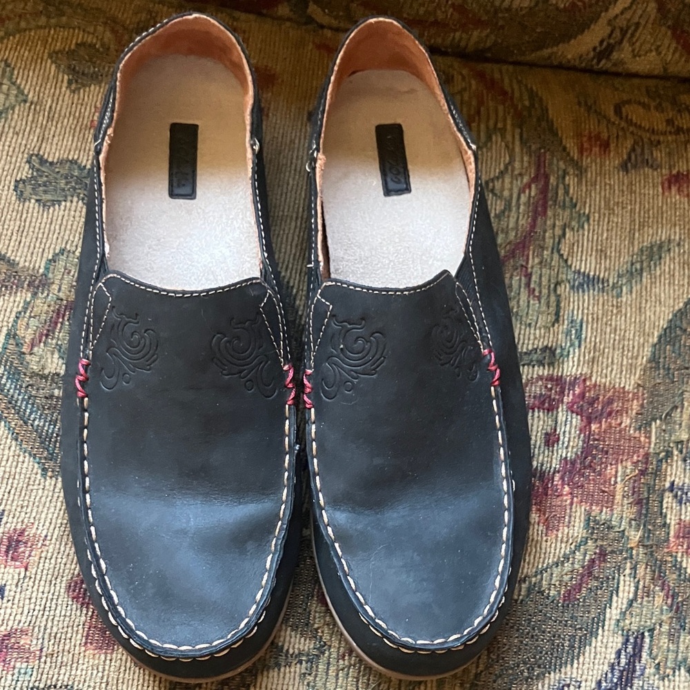 OluKai Women's Black Slip-On Embossed Leather Nohea Nubuck Loafers EUC